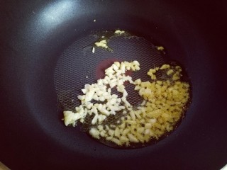 10、肉末茄子,锅中热油，加入姜蒜炒香。