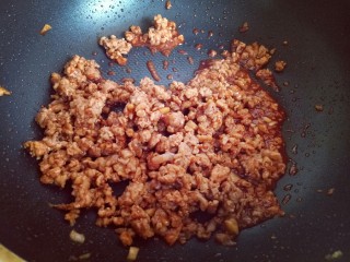 14、肉末茄子,小火煸炒均匀。