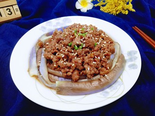 19、肉末茄子,将炒熟的肉末淋再茄子上面，撒上葱花，熟芝麻点缀，就可以开吃了，健康，美味，下饭。