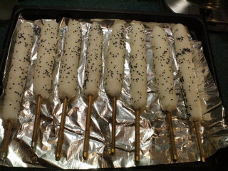 5、烤米卷,滚压的时候，也可以裹上一些芝麻。