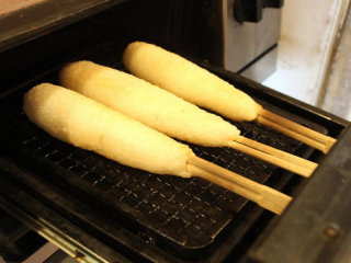 6、烤米卷,将做好的米卷，放入上火的烤箱，以200℃烤到两面表面微焦。如果可以在碳火上烤，风味会更好。