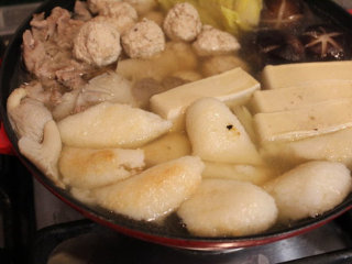 8、烤米卷,煮火锅的时候，放入切成小段的米卷。米卷有烧烤过的香味和捣过的Q软，又吸足了丰富的汤汁，吃起来满口温暖而满足。