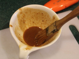 9、烤米卷,将白味噌、赤味噌各一大匙，味醂1大匙，糖1小匙，酒1小匙，高汤1大匙，胡椒少许调成味噌酱汁。