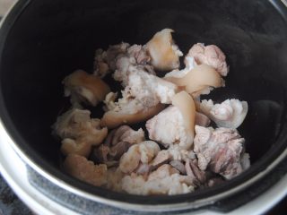 5、莲藕猪蹄汤,重新放入高压锅内
