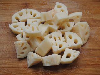 7、莲藕猪蹄汤,切小块