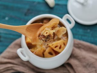 15、莲藕猪蹄汤,猪蹄也入口即化了