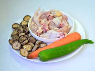 1、胡萝卜香菇炖鸡,材料准备好