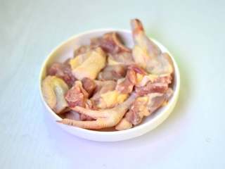 2、胡萝卜香菇炖鸡,鸡洗净斩小块