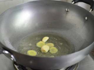 4、胡萝卜香菇炖鸡,锅里热油，放入姜蒜爆香