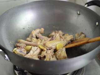 5、胡萝卜香菇炖鸡,倒入鸡块，大火翻炒
