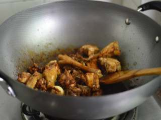 6、胡萝卜香菇炖鸡,炒至鸡肉变色调入生抽、捞出、料酒炒至上色