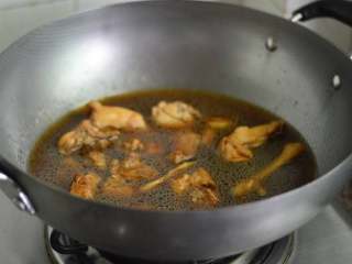 7、胡萝卜香菇炖鸡,倒入清水