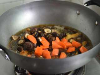 8、胡萝卜香菇炖鸡,放入香菇和胡萝卜