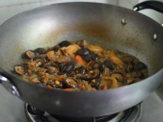 9、胡萝卜香菇炖鸡,盖上盖子，大火烧开，小火煲煮15-20分钟