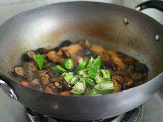 10、胡萝卜香菇炖鸡,加入青椒，开大火收汁