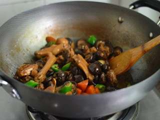 11、胡萝卜香菇炖鸡,调入盐，一边翻炒一边收汁至浓稠即可