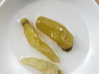 7、辣出天际的辣炒腊鸭肠,三个野山椒和三勺野山椒水。