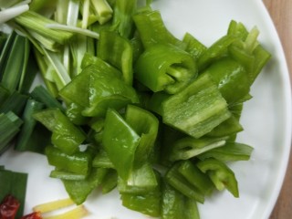 8、辣出天际的辣炒腊鸭肠,青椒洗净，切小块。