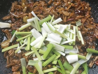 24、辣出天际的辣炒腊鸭肠,倒入蒜苗梗白色部分。