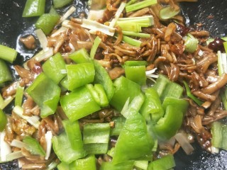 25、辣出天际的辣炒腊鸭肠,放入青椒块。