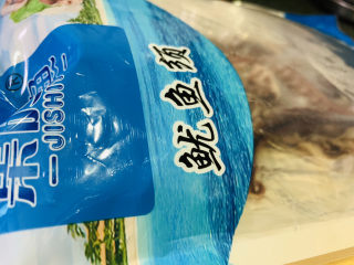 2、香辣鱿鱼须,鱿鱼须一包;