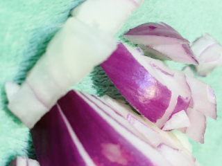 6、香辣鱿鱼须,洋葱切块;