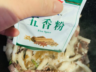 11、香辣鱿鱼须,加五香粉;