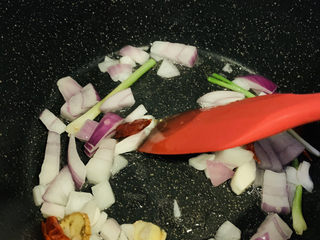 9、香辣鱿鱼须,炒香;