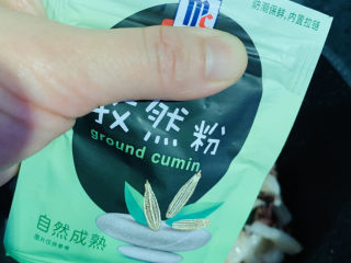 12、香辣鱿鱼须,加孜然粉;