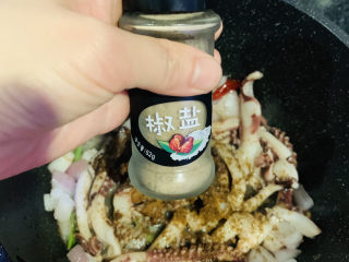 14、香辣鱿鱼须,加椒盐;