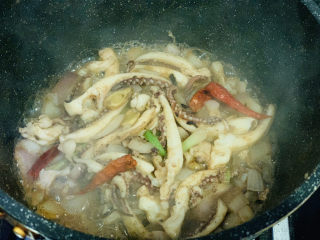 15、香辣鱿鱼须,稍微加些清水,炒干;