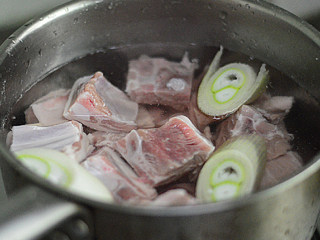 3、胡萝卜羊肉煲,放入羊肉和部分葱段，焯水后捞出