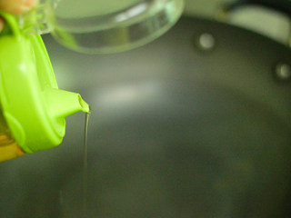 4、胡萝卜羊肉煲,锅里倒入油