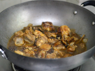 8、胡萝卜羊肉煲,倒入水煮开