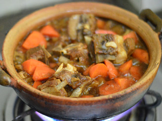 10、胡萝卜羊肉煲,加入胡萝卜，继续煲30分钟