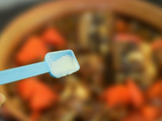 11、胡萝卜羊肉煲,调入盐，继续煮5分钟即可