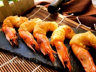 7、酥皮大虾,将大虾放入烤箱中层190度上下火烤制15分钟。