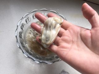 2、蒜蓉生蚝,生蚝肉加盐、醋、生粉抓洗干净。