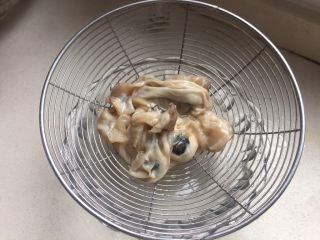 3、蒜蓉生蚝,控干水份。