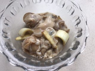 5、蒜蓉生蚝,生蚝肉加葱、姜、盐、料酒腌制入味。