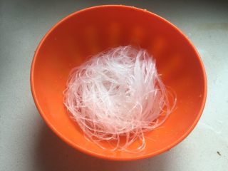 6、蒜蓉生蚝,龙口粉丝用温水泡软。