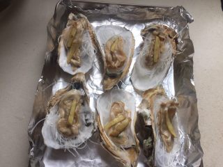 8、蒜蓉生蚝,生蚝肉铺在粉丝上。