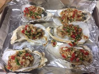 11、蒜蓉生蚝,均匀铺在生蚝上。