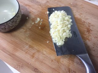 9、蒜蓉生蚝,大蒜剁成蒜蓉。