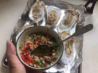 10、蒜蓉生蚝,蒜蓉浇上热油拌匀，再加进剁椒，香葱碎，生抽拌匀。