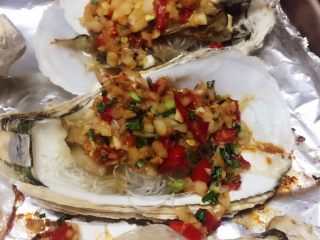 12、蒜蓉生蚝,烤箱提前预热，上小火180度烤15分钟左右。