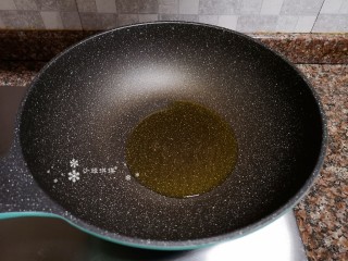 6、豇豆炒鸡蛋,热锅倒油烧至八成热。