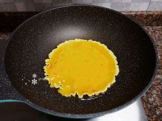 7、豇豆炒鸡蛋,倒入蛋液定型后翻炒片刻，翻炒过程用铲子将鸡蛋切碎。