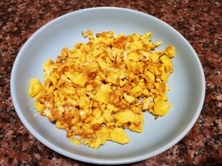 8、豇豆炒鸡蛋,炒好的鸡蛋铲出备用。
