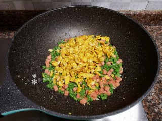 12、豇豆炒鸡蛋,放入鸡蛋翻炒片刻。